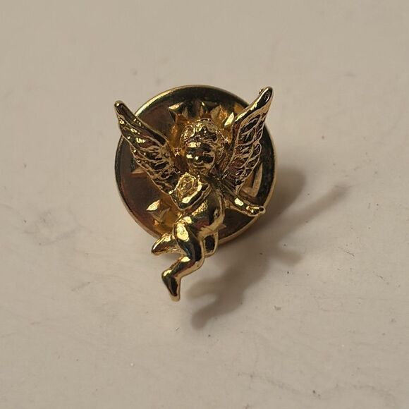 Vintage dainty Gold Tone Cherub Angel with wings Lapel Pin - Picture 4 of 5